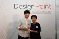 Dr. Ella Chan (right) presents the Best Display Award to Mak Ka-leong